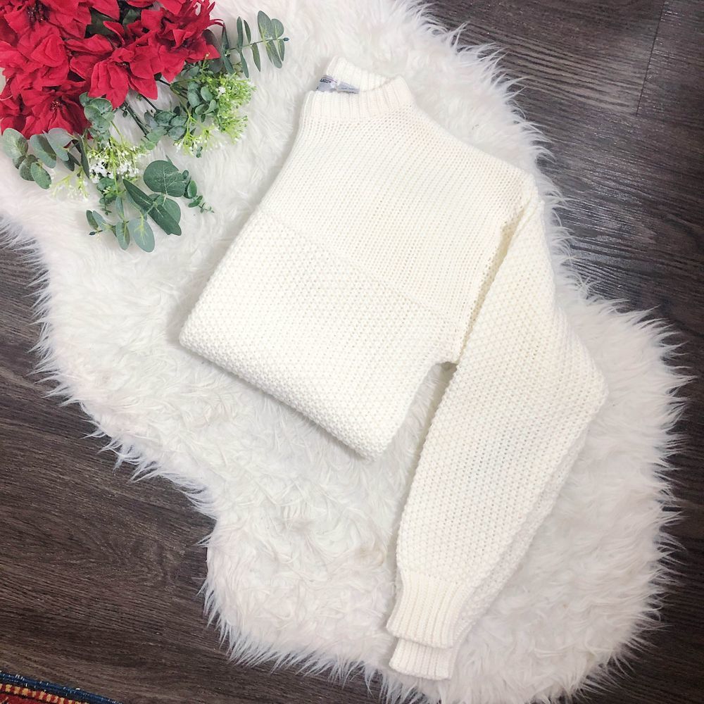 VINTAGE WHITE KNIT SWEATER